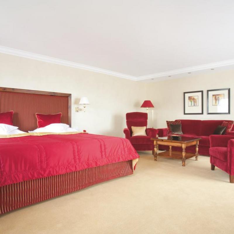 Zimmer 1: Romantisches Zimmer mit Doppelbett, gemütlicher Sofaecke und tollem Ambiente