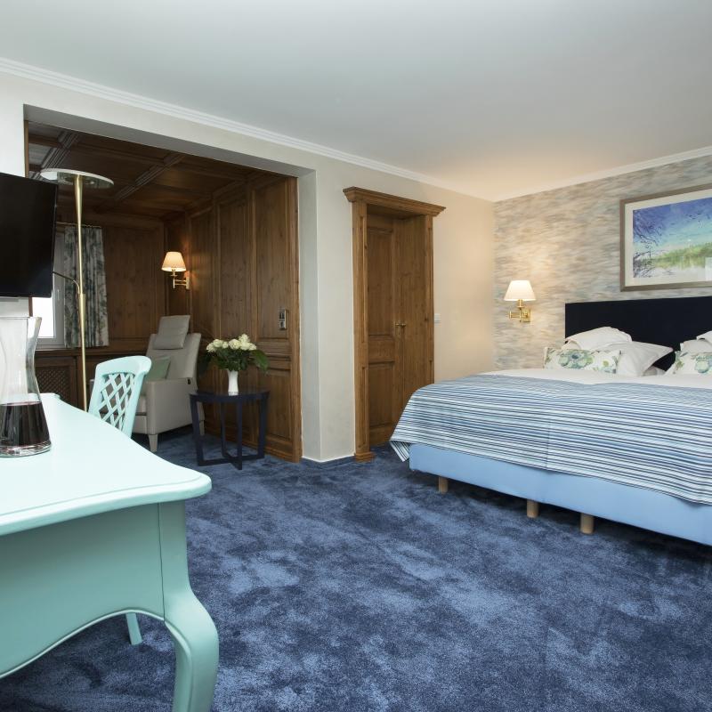 Zimmer 3: Schöne Deluxe Suite mit großem Doppelbett, Flachbildschirm, Arbeitsecke und gemütlichem Nebenraum