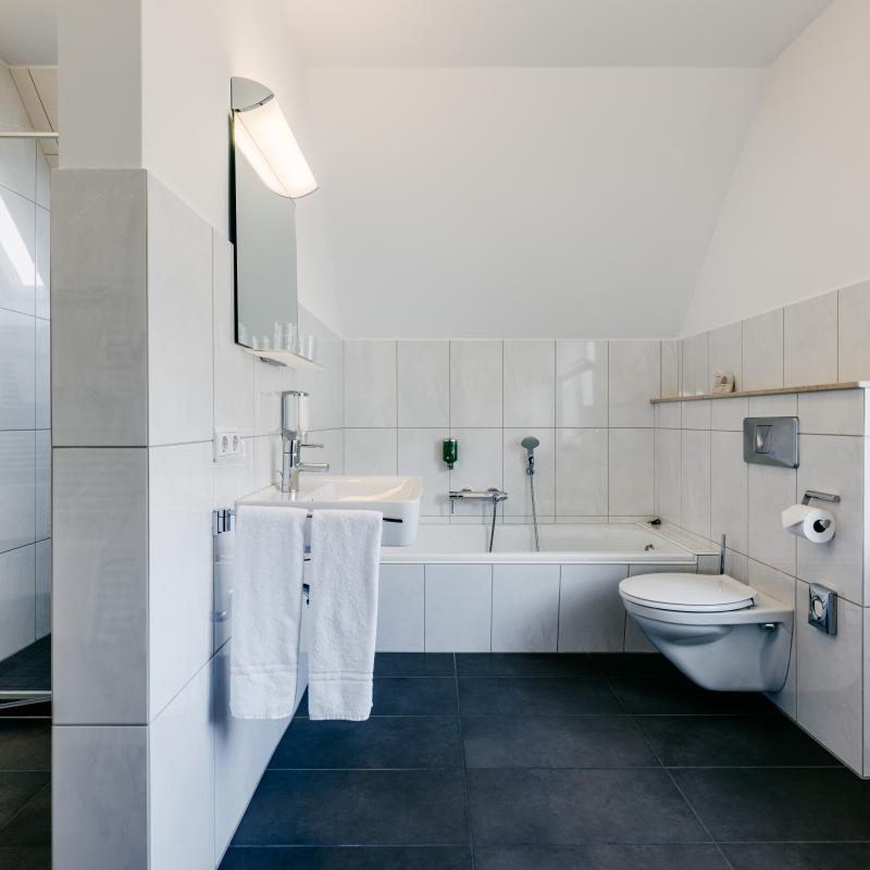 Zimmer 43: Modernes Badezimmer mit Dusche und Badewanne